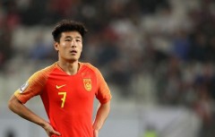 Sao tuyển Trung Quốc bị đồng đội 'cô lập', coi như 'vô hình' trước thềm đấu Việt Nam?