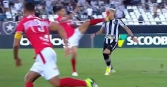 VIDEO: Cầu thủ chơi xấu, tung cú đá 'kinh dị' vào mặt đối thủ