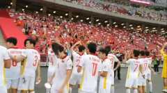 VIDEO: ĐT Việt Nam nán lại sân, không quên làm điều ý nghĩa cho người hâm mộ