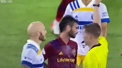 VIDEO: Vừa hết trận đấu, cầu thủ nhận ngay thẻ đỏ vì lý do 'khó đỡ'