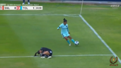 VIDEO: Lợi dụng thủ môn đội bạn nằm đau, cầu thủ lập tức ghi bàn khó tin