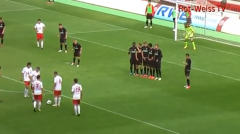 VIDEO: Pha dàn xếp đá phạt kiểu 'tung hỏa mù' cực dị khiến thủ môn 'lực bất tòng tâm'