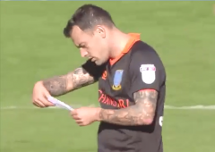 VIDEO: Cầu thủ giải hạng nhất Anh thản nhiên đọc trộm chiến thuật đối thủ cực kỳ hài hước