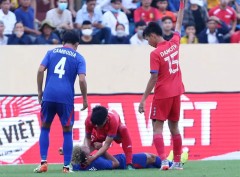 Cầu thủ U23 Lào sơ cứu kịp thời giúp đối thủ thoát chết trong gang tấc