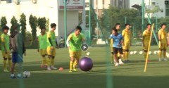 VIDEO: U22 Việt Nam và màn khởi động hài hước với quả bóng 'siêu to khổng lồ'