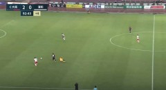 VIDEO: Thủ môn Nhật Bản nhận bàn thua từ giữa sân vì thích thể hiện