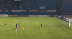 VIDEO: Mãn nhãn với siêu phẩm lốp bóng của Tiến Linh sau pha bứt tốc từ giữa sân