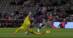 VIDEO: Mbappe hạ gục thủ môn đối phương bằng động tác giả của thần tượng Ronaldo