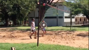 VIDEO: Ronaldinho biểu diễn kỹ năng kết hợp bóng đá và bóng chuyền trong nhà tù VIDEO: Ronaldinho biểu diễn kỹ năng kết hợp bóng đá và bóng chuyền trong nhà tù