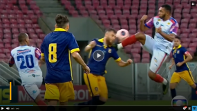 VIDEO: Pha 'tung cước' vào đầu đối phương của cầu thủ Brazil VIDEO: Pha 'tung cước' vào đầu đối phương của cầu thủ Brazil