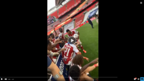 VIDEO: Aubameyang vụng về làm rơi cúp và màn ăn mừng của Pháo thủ VIDEO: Aubameyang vụng về làm rơi cúp và màn ăn mừng của Pháo thủ
