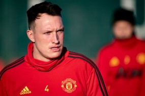 MU buộc Twitter lên tiếng xin lỗi vì chế nhạo Phil Jones MU buộc Twitter lên tiếng xin lỗi vì chế nhạo Phil Jones