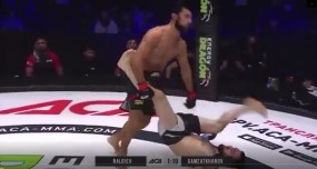 VIDEO: Võ sĩ MMA nằm ngửa trên sàn vẫn hạ gục đối thủ đầy bất ngờ VIDEO: Võ sĩ MMA nằm ngửa trên sàn vẫn hạ gục đối thủ đầy bất ngờ