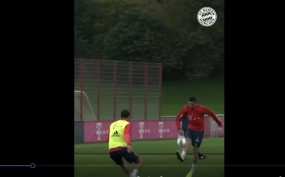 VIDEO: Lewandowski ghi bàn thắng 'cực ảo' trên sân tập của Bayern VIDEO: Lewandowski ghi bàn thắng 'cực ảo' trên sân tập của Bayern