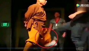 VIDEO: Cao tăng Thiếu Lâm thể hiện tuyệt chiêu với 'hạ bộ' VIDEO: Cao tăng Thiếu Lâm thể hiện tuyệt chiêu với 'hạ bộ'