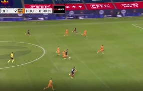 VIDEO: Cựu cầu thủ Real Madrid chạy nước rút 60m để ghi bàn thắng để đời VIDEO: Cựu cầu thủ Real Madrid chạy nước rút 60m để ghi bàn thắng để đời