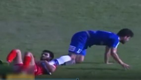 VIDEO: Cầu thủ ôm chân đối phương 'không muốn rời xa' VIDEO: Cầu thủ ôm chân đối phương 'không muốn rời xa'