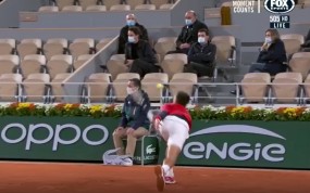 VIDEO: Từ US Open sang Roland Garros, Djokovic vẫn đánh bóng vào mặt trọng tài VIDEO: Từ US Open sang Roland Garros, Djokovic vẫn đánh bóng vào mặt trọng tài