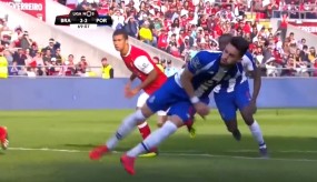 VIDEO: Tân binh của MU từng tự làm mình chấn thương vì đá penalty