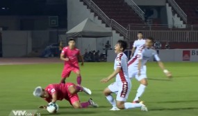 VIDEO: Ngoại binh CLB TP.HCM rời sân bằng cáng chỉ sau 5 phút VIDEO: Ngoại binh CLB TP.HCM rời sân bằng cáng chỉ sau 5 phút