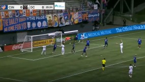 VIDEO: Thủ môn tặng đội bạn một bàn thắng sau cú sút phạt ở khoảng cách 45m