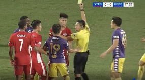 VIDEO: Bùi Tiến Dũng phạm lỗi, trọng tài chỉ rút thẻ vàng với cầu thủ Hà Nội VIDEO: Bùi Tiến Dũng phạm lỗi, trọng tài chỉ rút thẻ vàng với cầu thủ Hà Nội