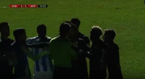 VIDEO: Vừa ghi được bàn thắng thì sân cúp điện, kết quả bị trọng tài xử thua 3-0 VIDEO: Vừa ghi được bàn thắng thì sân cúp điện, kết quả bị trọng tài xử thua 3-0