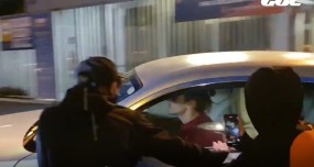 VIDEO: Griezmann bị CĐV Barcelona chặn xe để đòi lại công bằng cho Messi VIDEO: Griezmann bị CĐV Barcelona chặn xe để đòi lại công bằng cho Messi