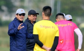 HLV Vũ Tiến Thành: 'Những cầu thủ rời Sài Gòn FC là không chuyên nghiệp' HLV Vũ Tiến Thành: 'Những cầu thủ rời Sài Gòn FC là không chuyên nghiệp'
