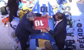 VIDEO: Tổng thống Argentina buồn bã đặt áo số 10 lên quan tài để tri ân Diego Maradona VIDEO: Tổng thống Argentina buồn bã đặt áo số 10 lên quan tài để tri ân Diego Maradona