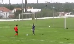 VIDEO: Thủ môn 'chưa học luật', đứng yên cho đội bạn cướp bóng ghi bàn VIDEO: Thủ môn 'chưa học luật', đứng yên cho đội bạn cướp bóng ghi bàn