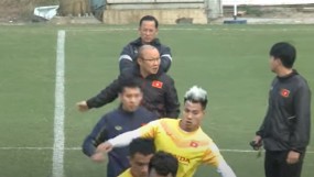 VIDEO: Thầy Park và ekip 'chạy xô' vất vả khi ĐT Việt Nam và U22 cùng tập trung VIDEO: Thầy Park và ekip 'chạy xô' vất vả khi ĐT Việt Nam và U22 cùng tập trung
