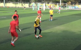 VIDEO: Ca sĩ Jack phô diễn kỹ năng chơi bóng điệu nghệ trên sân phủi Hà Nội VIDEO: Ca sĩ Jack phô diễn kỹ năng chơi bóng điệu nghệ trên sân phủi Hà Nội