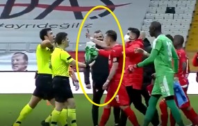 VIDEO: Dùng điện thoại chứng minh trọng tài đã sai, cầu thủ nhận luôn thẻ đỏ VIDEO: Dùng điện thoại chứng minh trọng tài đã sai, cầu thủ nhận luôn thẻ đỏ