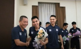 VIDEO: Quang Hải, Đức Huy hớn hở trong bữa tiệc đón năm mới hoành tráng của Hà Nội FC VIDEO: Quang Hải, Đức Huy hớn hở trong bữa tiệc đón năm mới hoành tráng của Hà Nội FC