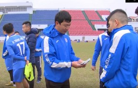 VIDEO: Chủ tịch Than Quảng Ninh phát 'tiền tươi' cho cầu thủ, xoá bỏ tin đồn khó khăn VIDEO: Chủ tịch Than Quảng Ninh phát 'tiền tươi' cho cầu thủ, xoá bỏ tin đồn khó khăn