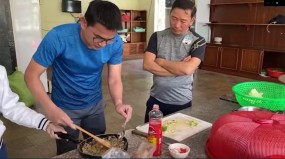 VIDEO: HLV Kiatisak tự tay nấu ăn cho cầu thủ HAGL, khẳng định 'số 1 Việt Nam' VIDEO: HLV Kiatisak tự tay nấu ăn cho cầu thủ HAGL, khẳng định 'số 1 Việt Nam'