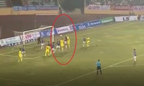 VIDEO: Ngoại binh Nam Định không chiến dũng mãnh nhấn chìm CLB Hà Nội VIDEO: Ngoại binh Nam Định không chiến dũng mãnh nhấn chìm CLB Hà Nội