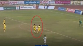VIDEO: Đội trưởng của SLNA nhận thẻ đỏ trực tiếp sau pha phạm lỗi bất đắc dĩ VIDEO: Đội trưởng của SLNA nhận thẻ đỏ trực tiếp sau pha phạm lỗi bất đắc dĩ