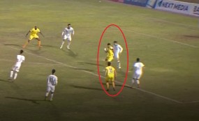VIDEO: Trung vệ ĐT Việt Nam tạo cơ hội cho Phan Văn Đức ghi bàn dễ dàng VIDEO: Trung vệ ĐT Việt Nam tạo cơ hội cho Phan Văn Đức ghi bàn dễ dàng