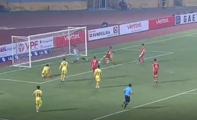 VIDEO: Trò cưng thầy Park phản xạ xuất thần làm nản lòng siêu ngoại binh Viettel VIDEO: Trò cưng thầy Park phản xạ xuất thần làm nản lòng siêu ngoại binh Viettel