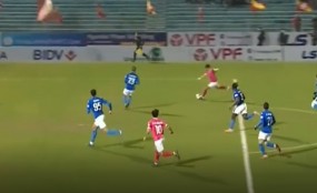 VIDEO: 'Ronaldo Việt Nam' lập siêu phẩm để đời và màn ăn mừng xúc động VIDEO: 'Ronaldo Việt Nam' lập siêu phẩm để đời và màn ăn mừng xúc động