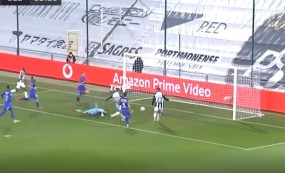 VIDEO: Cả 2 tiền đạo cùng sút trượt bóng dù chỉ cách khung thành chưa tới 1m VIDEO: Cả 2 tiền đạo cùng sút trượt bóng dù chỉ cách khung thành chưa tới 1m