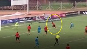 VIDEO: Cầu thủ bán độ lộ liễu, nỗ lực đến cùng để đưa bóng..về lưới nhà VIDEO: Cầu thủ bán độ lộ liễu, nỗ lực đến cùng để đưa bóng..về lưới nhà