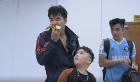 VIDEO: Quá mệt sau trận, Đức Chinh vừa ăn chuối vừa chụp ảnh với CĐV 'đặc biệt' VIDEO: Quá mệt sau trận, Đức Chinh vừa ăn chuối vừa chụp ảnh với CĐV 'đặc biệt'
