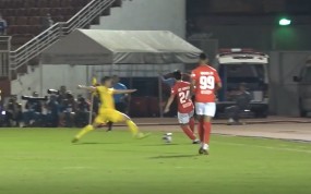 VIDEO: Lee Nguyễn xử lý điệu nghệ khiến cầu thủ Hà Tĩnh chỉ còn cách phạm lỗi VIDEO: Lee Nguyễn xử lý điệu nghệ khiến cầu thủ Hà Tĩnh chỉ còn cách phạm lỗi
