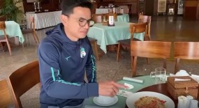 VIDEO: Cầu thủ về quê ăn Tết, HLV Kiatisak ăn cơm một mình trong khách sạn HAGL VIDEO: Cầu thủ về quê ăn Tết, HLV Kiatisak ăn cơm một mình trong khách sạn HAGL