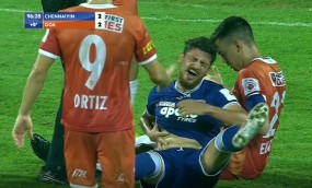 VIDEO: Xuất hiện truyền nhân của Suarez khi có hành động cắn đối phương VIDEO: Xuất hiện truyền nhân của Suarez khi có hành động cắn đối phương