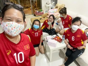 HLV Kiatisuk cùng gia đình cổ vũ các chiến binh ĐT Việt Nam HLV Kiatisuk cùng gia đình cổ vũ các chiến binh ĐT Việt Nam