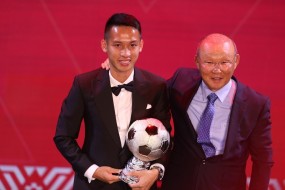 Do Hung Dung sets 2 'terrible' goals after winning the Vietnam Golden Ball Do Hung Dung sets 2 'terrible' goals after winning the Vietnam Golden Ball